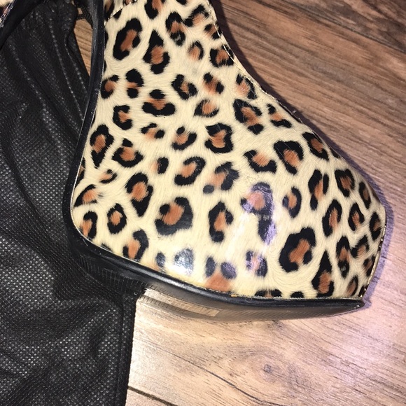 Bordello cheetah leopard animal print platform pumps size 6 - Picture 5 of 11